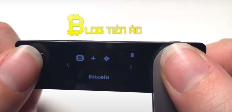 chọn app bitcoin trên ledger nano x và nhấn hai nút