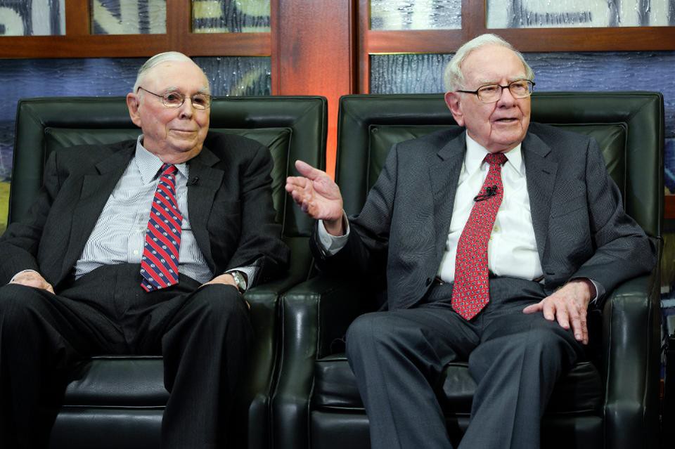 يقوم Warren Buffet و Charlie Munger بالترويج بشكل غير مباشر لعملة البيتكوين