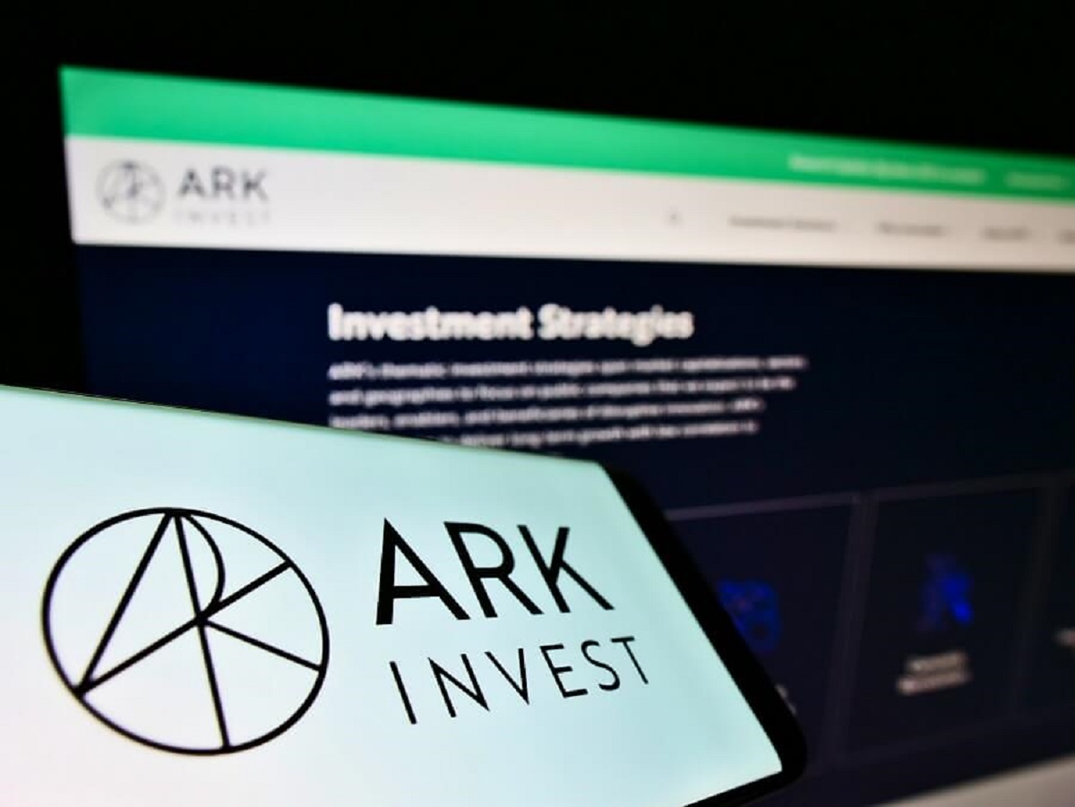 Ark Invest mua thêm cổ phiếu Coinbase và Robinhood