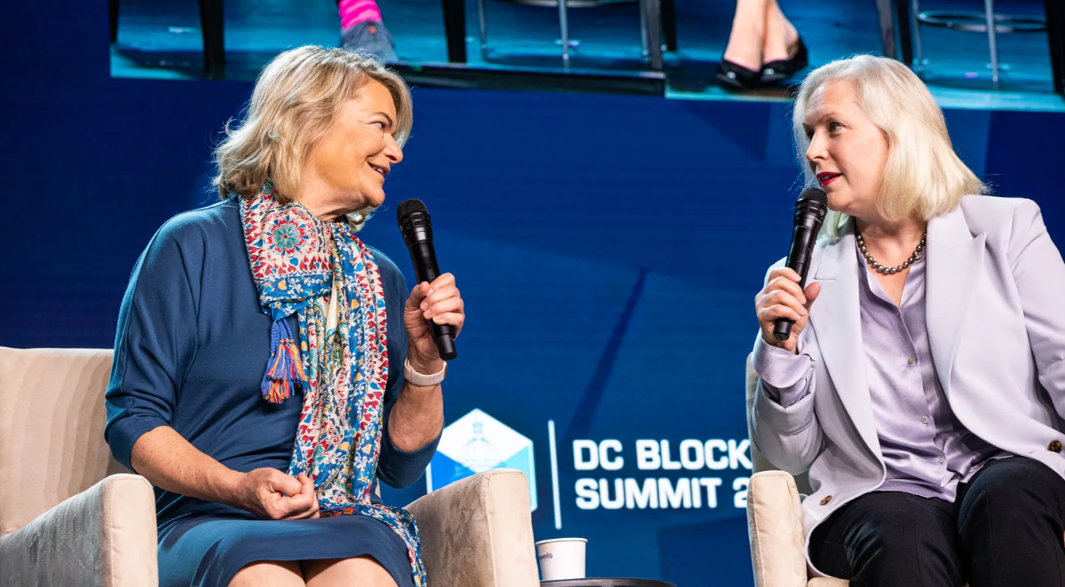  Lummis và Thượng nghị sĩ Kirsten Gillibrand tại Hội nghị thượng đỉnh DC Blockchain năm 2022. Nguồn: Axios