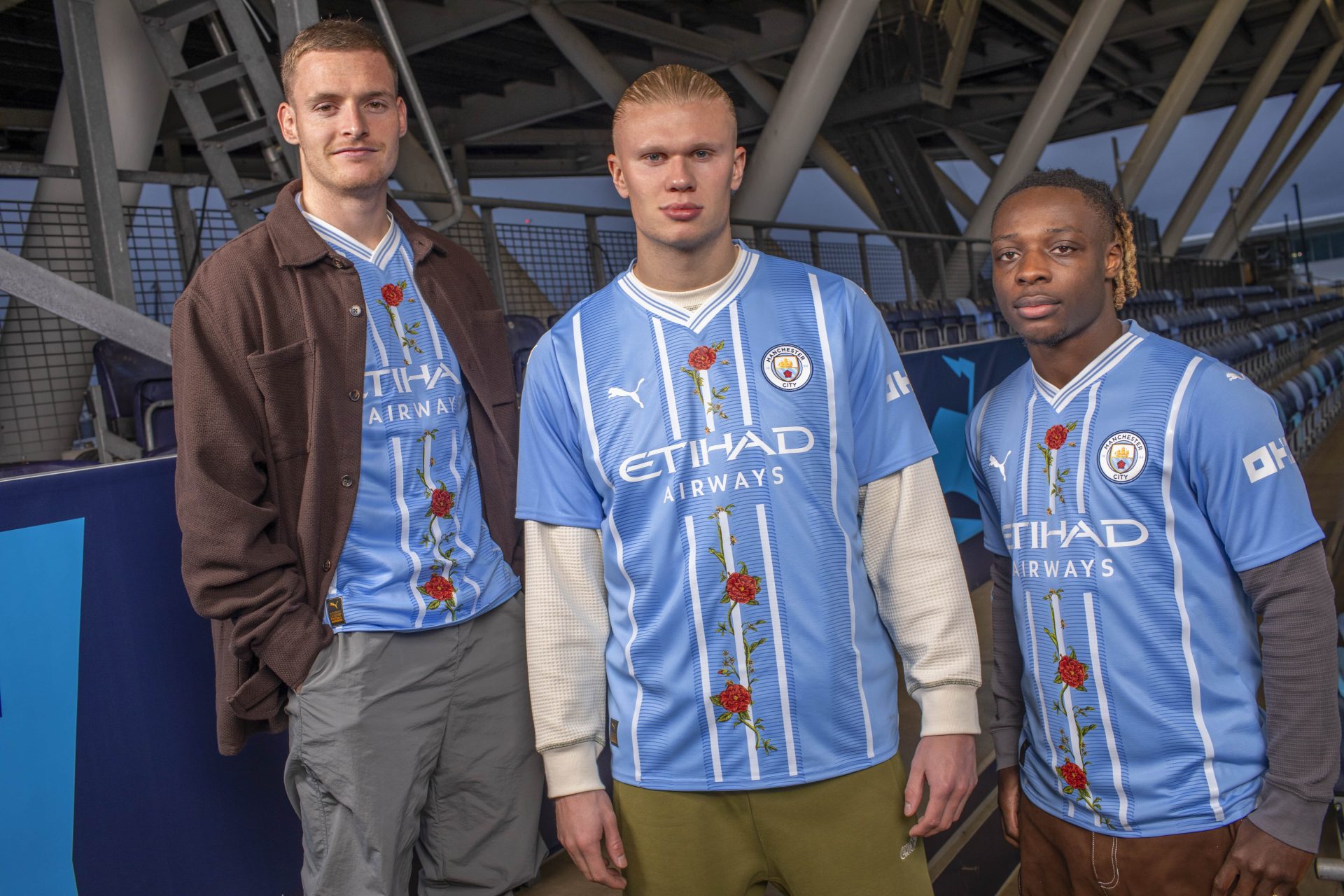 Các ngôi sao của Man City Sergio Gómez, Erling Haaland và Jérémy Doku làm mẫu áo đấu phiên bản giới hạn “The Roses and the Bees”, có các chi tiết vẽ tay của nghệ sĩ Christian Jeffery. Nguồn: Manchester City
